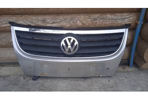 Решітка радіатора VW Touran 2007-2010 (ДЕФЕКТИ показано на фото) 150224