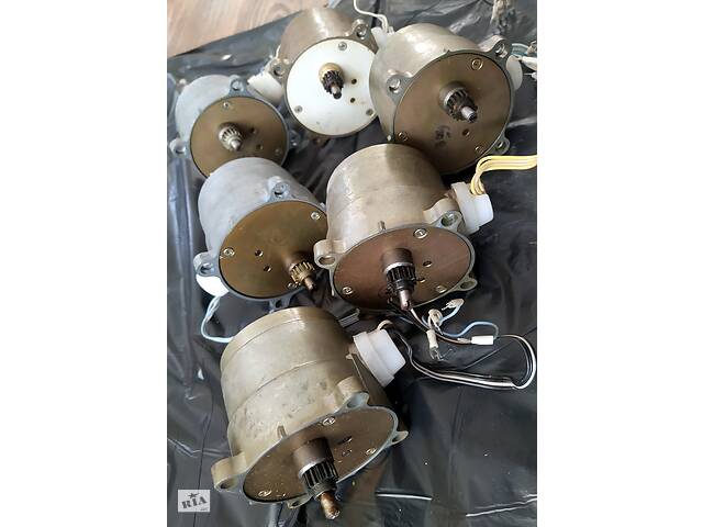 Д-32П1 асинхронный с редуктором Uв/Uн=127/12V 50Гц n=24 об/мин Д-32П1 асинхронный с редуктором Uв/Uн=127/12V 50Гц n=24 об/мин