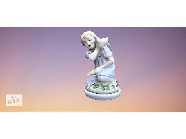 Фарфорова статуетка- дівчинка з голубом