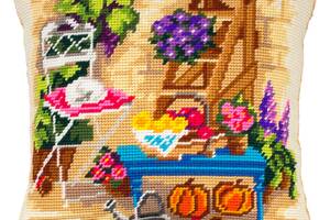 Набір для вишивання декоративної подушки Чарівниця Поливальниця на задньому дворі 40×40 см V-340