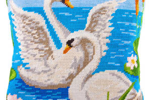 Набір для вишивання подушки хрестиком Лебедине озеро Пара закоханих лебедів з пряжею Zweigart 40х40 см