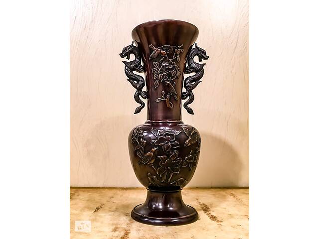 Бронзовая, антикварная, китайская ваза.