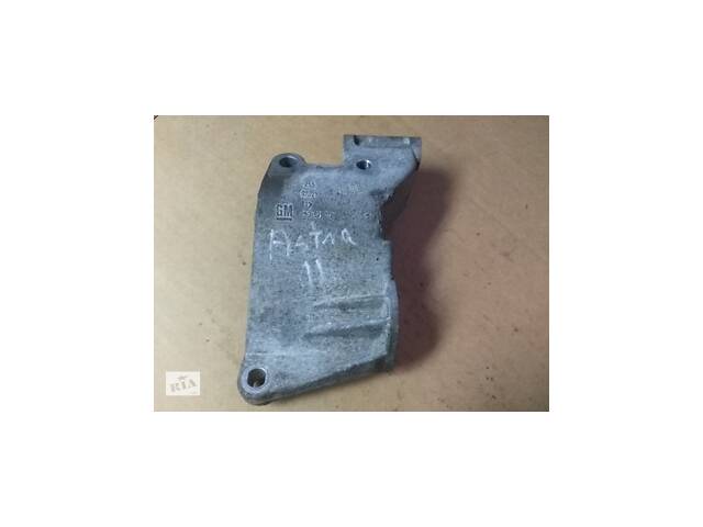 Кронштейн генератора Opel Astra G+ Zaffira A (1998-2005) OPEL 90571112