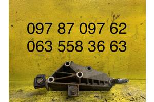 Кронштейн кріплення КПП Renault Kangoo 7700415097