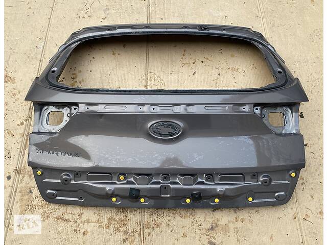 Крышка багажника kia sportage 2017- кляпа двери имеет повреждение видно на фото