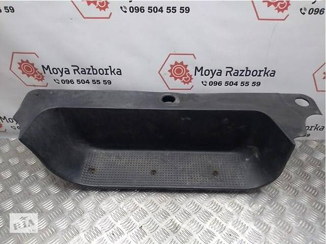 Накладка порога передніх лівих дверей Renault Trafic, Opel Vivaro, Nissan Primastar 8200943157