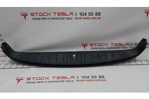 Отделка багажника нижняя пластик под замок в сборе Tesla model X 1035993-00-D