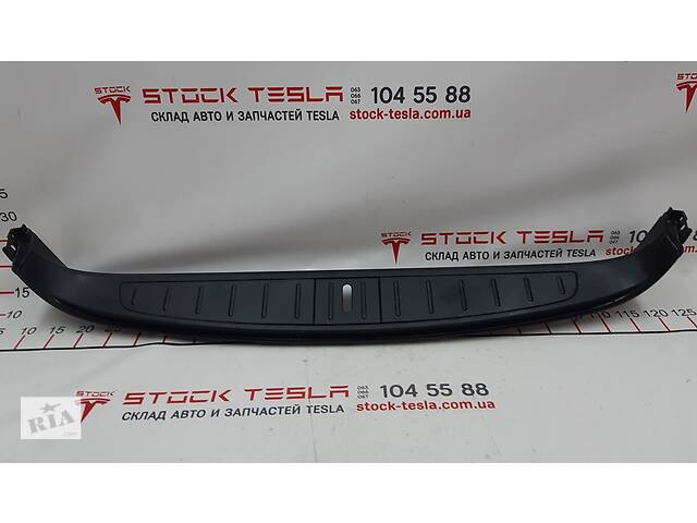 1 Отделка багажника нижняя антихром в сборе Tesla model X 1035993-00-D