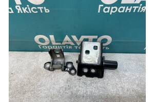 Петля двери передней правой Renault Clio 2005-2012. Modus 2004-2012. Zoe 2013- .