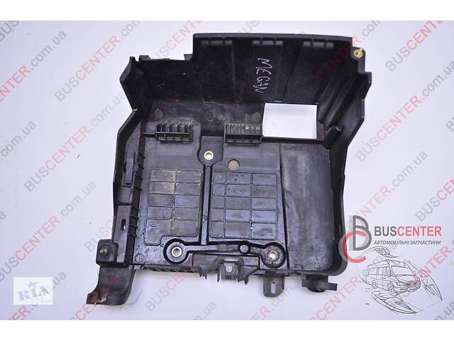 Полка под аккумулятор (седло) Renault Megane II (2003-2008) 8200467409