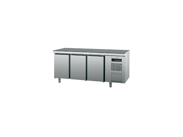 Продам холодильный стол новый SAGI KUBM трехдверный по цене б у АКЦИЯ