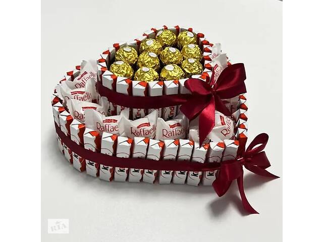 Подарочный набор двухъярусный торт подарок из киндеров PRO №2 30х25 см 1350 г 96 шт Красный