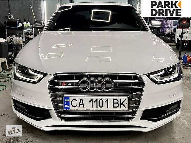 Решетка радиатора Audi A4 B8 (12-16) стиль S4 серебро