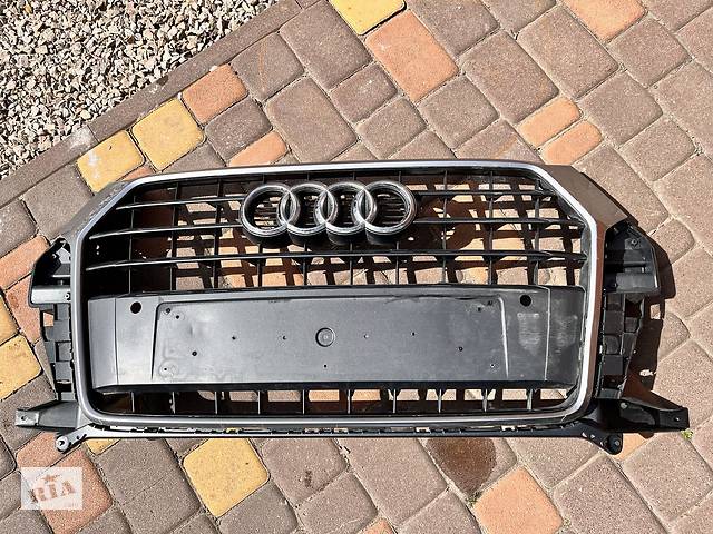 Решетка радиатора Audi Q3