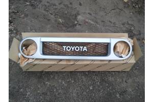 Решітка радіатора для Toyota FJ Cruiser нова оригінал