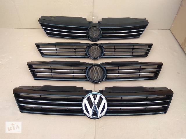 Решітка радіатора / сітка / решітка / сіточка Volkswagen Jetta 2010 - 2014 рік до ресталинга ** виробництво Італія **
