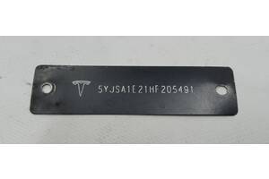 Табличка с VIN кодом под лобовым стеклом Tesla model S REST 75D 1006865-00-C