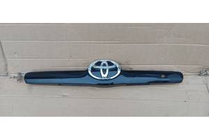 Toyota Camry XV40 2006-2011год 76811-33901 накладка крышки багажника эмблема значок