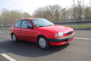 Toyota Corolla 1998г 3дв двери передние правые