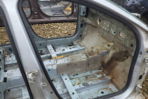 Ущільнювач дверки передній правий Renault Megane 3 09-15р. (Рено Меган ІІІ)