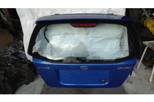 Подержанная крышка багажника для Chevrolet Aveo 2003-2008 имеет небольшую ржавчину как на фото.