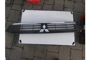 Применяемый решетка радиатора для Mitsubishi ASX 16-18 имеет легкие царапины