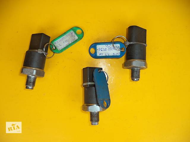 Б/у датчик тиску палива в рейці для Smart Cabrio (0,8 D) (2001-2004) (0281002239)