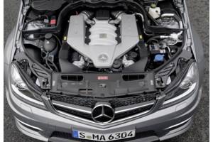 Детали двигателя Mercedes-AMG C 63 6.2-litre V8 engine