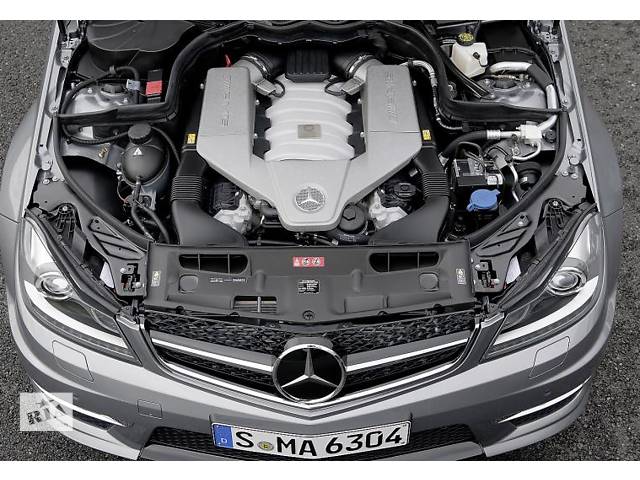 Детали двигателя Mercedes-AMG C 63 6.2-litre V8 engine