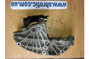 Кронштейн Двигателя Правий 8200399938 Renault 2. 0 DCi M9R (Б/У) Nissan Primastar 2006-2010 2,0 dсi euro 4 8200399938