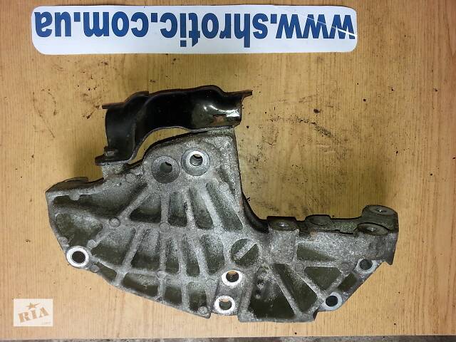 Кронштейн Двигателя Правый 8200399938 Renault 2.0 DCi M9R (Б/У) Nissan Primastar 2006-2010 2,0 dсi euro 4 8200399938