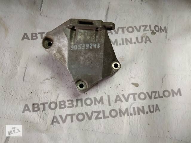 Кронштейн двигуна Opel Astra H 1.4 i 90539247