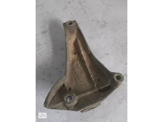 Кронштейн коробки передач КПП Volkswagen Passat b5 8d0399113ac