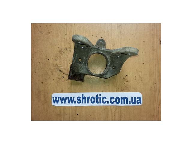 Кронштейн Подушки Коробки 8200003831, 8200219372, 93850450 (Б / У) Nissan Primastar 2001-2006 2,5 dci 8200003831, 8200. . .