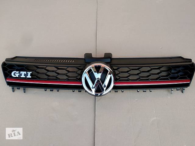 Новая решётка радиатора решетка решотка ришотка рішотка для Volkswagen Golf VII 7 GTI 2013 - 2017 год с красной полоскою