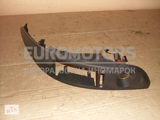 Рамка дефлекторная правая Toyota Corolla Verso 2004-2009 55680640