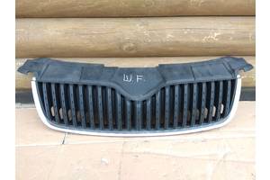 Решітка радіатора 5J0853668J Skoda Fabia 2007-2010 (071118)