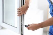 Фото Ремонт та регулювання вікон і дверей