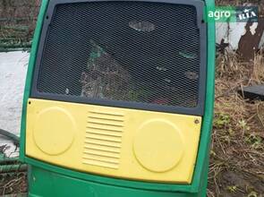 Капот у хорошому стані.