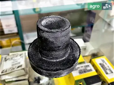 Подушка опора двигуна T129538 до трактора John Deere - фото