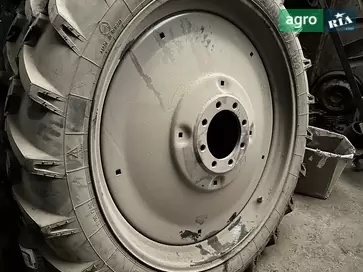 Колесо до трактора - фото