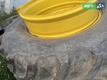 Шина для трактора John Deere - фото