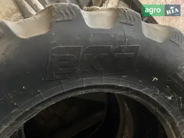 Шина для трактора John Deere - фото