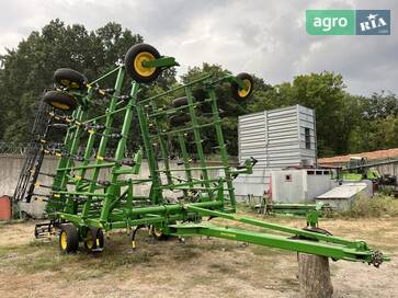 John Deere 2210  - фото