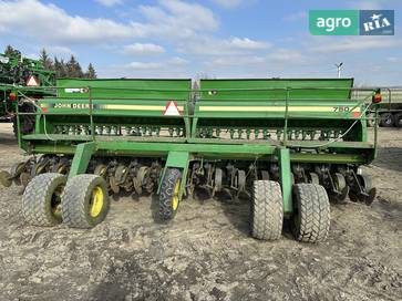 John Deere 750  - фото