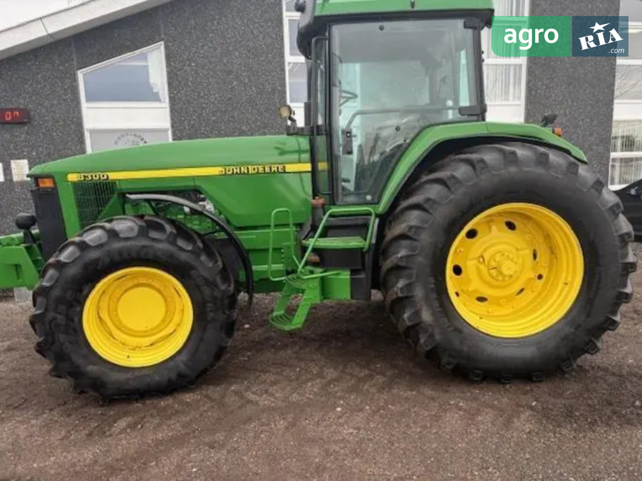 Трактор John Deere 8300 1996 - фото 1