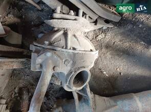 Частина переднього моста МТЗ-82, деталі за телефоном