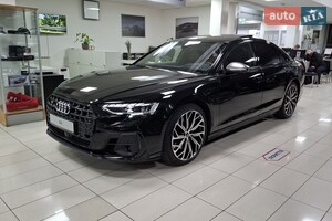 Audi S8 