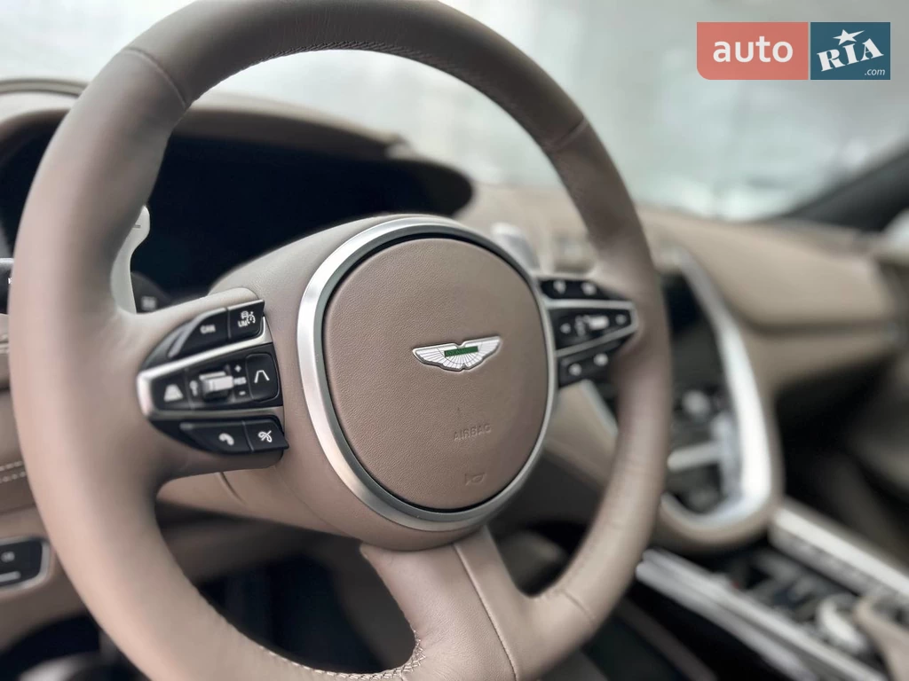 Aston Martin DBX Base