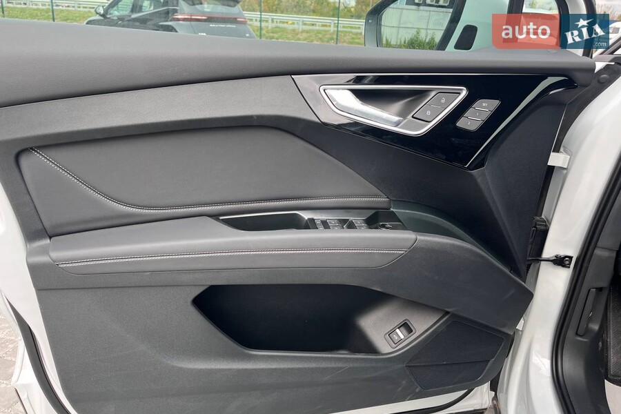 Audi Q4 e-tron - фото 18